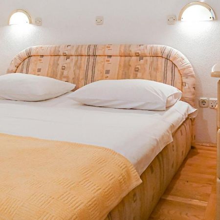 One Bedroom Apartment With Terrace And Seaview - B Севид Экстерьер фото