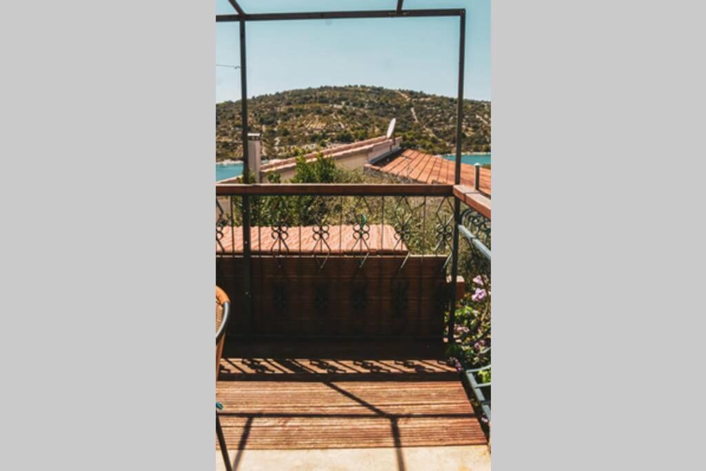 One Bedroom Apartment With Terrace And Seaview - B Севид Экстерьер фото