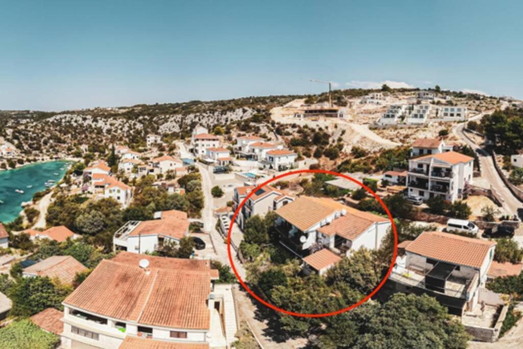 One Bedroom Apartment With Terrace And Seaview - B Севид Экстерьер фото