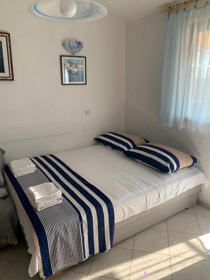 One Bedroom Apartment With Terrace And Seaview - B Севид Экстерьер фото